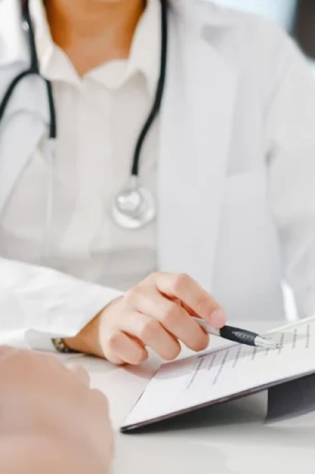 кардиолог проводит диагностику сердца